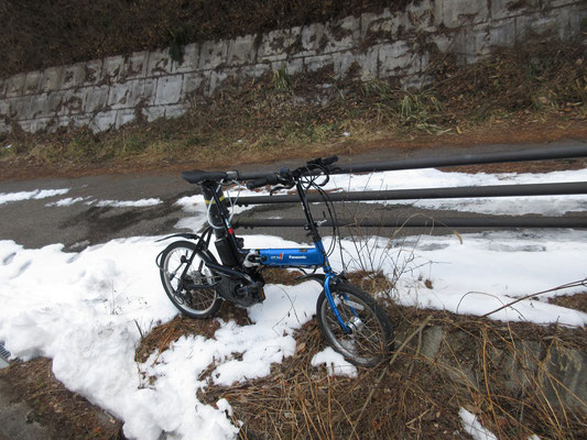 山旅号（車）に積んだ自転車を下山口の峠にデポする　これに乗って山旅師匠は登山口の山旅号を回収しに行く　寒い中、本当にご苦労さまです