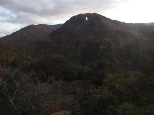 夕方の青田山 この辺りでは大した山のうちに入っていないのかもしれないが、すごい存在感と急峻な高度感