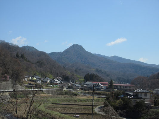 向かっている途中、特徴的な形の虚空蔵山が見えた