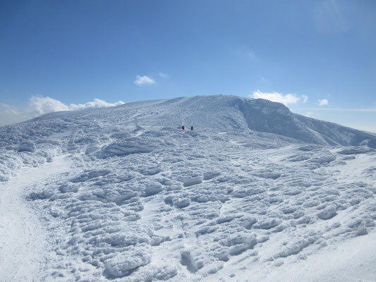 先ほどの小さな人影が登っていく この二人は山スキーのペアだった