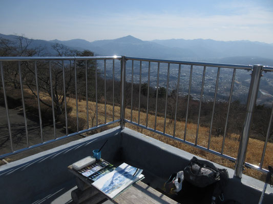 展望台で一枚スケッチ 逆光ですべてがぼやけているが、寧ろそのために武甲山の痛々しさも霞んで見えた