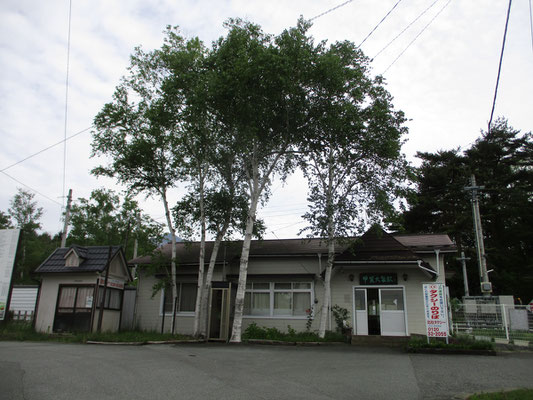 高原列車　JR小海線の甲斐大泉駅　ダイヤ本数が少ない列車にたまたま出会えると嬉しい