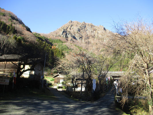 登山口には「大円地山荘」という蕎麦屋があります　生憎当日は定休日でした