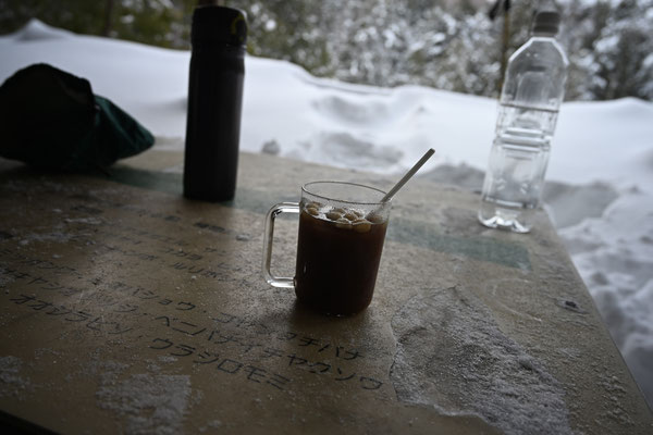 雪をどけて一休み　これは温かい懐中しるこ（そんな風に見えないが）　とても美味でした