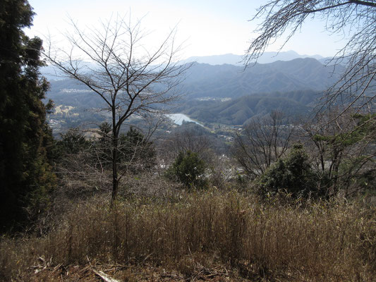 展望の開けた場所に出る　眼下には昨年行った大野貯水池や周辺の山々が見える