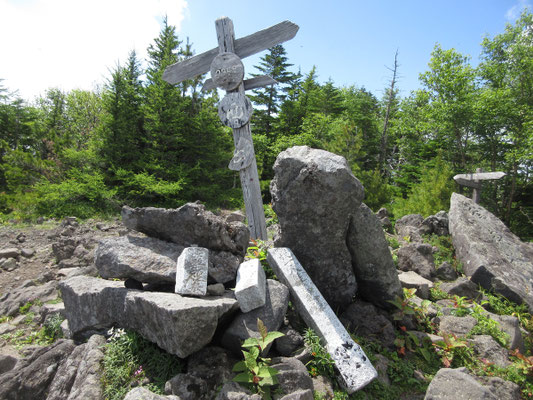 ここは岩っぽい開けた山頂