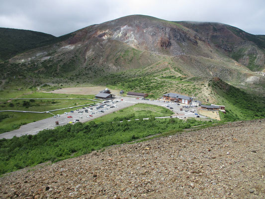 一周して下山するとき、下の浄土平を見下ろす　そこそこ車が停まっている