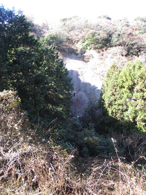 広沢寺の弁天岩　当日もクライミングの練習の人が取り付いていた　