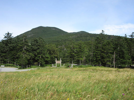 振り返ると、この前登った茶臼山が見える