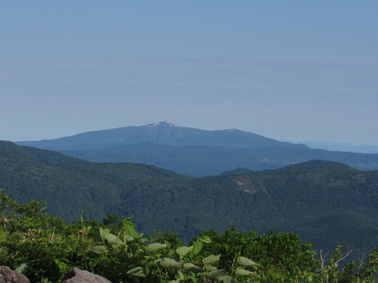 昨日登った森吉山が見える　平たく裾野を拡げた姿　その雄大さを知る