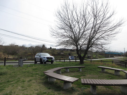 中央道を韮崎ICで下りて、今日はスケッチ三昧！と次に向かったのは「銀河鉄道展望公園」　