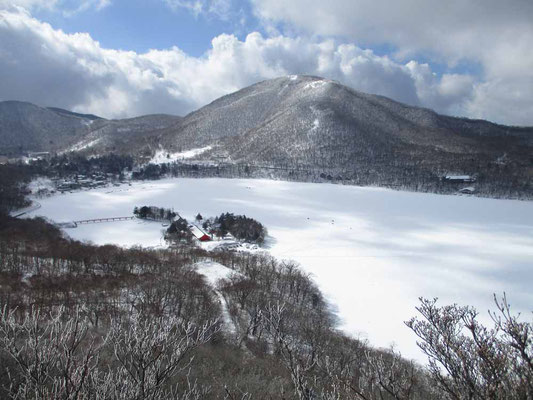 少し登ると足下に大沼（おの）が広く拡がります　向こうの山は地蔵岳