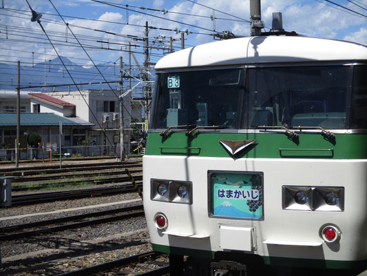 松本駅に停車中の「はまかいじ」バックには常念岳を入れてみました