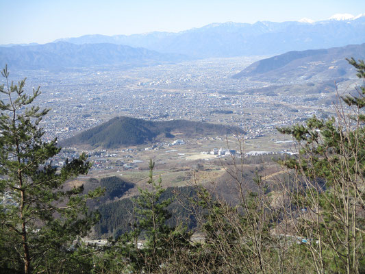 先週行った甲州市内の塩ノ山が眼下に〜