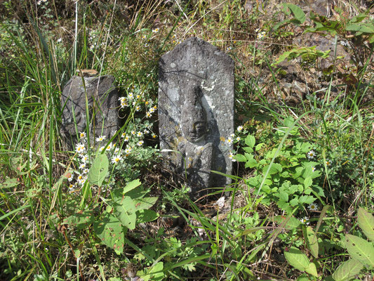 登山口の馬越峠には、野菊に飾られた古い道祖神　片方は首がなくてかわいそう