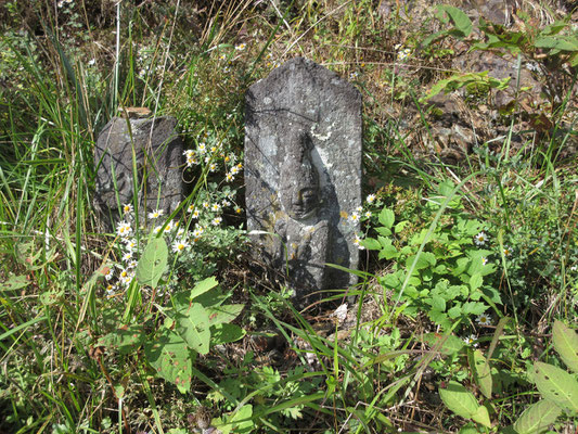 登山口の馬越峠には、野菊に飾られた古い道祖神　片方は首がなくてかわいそう