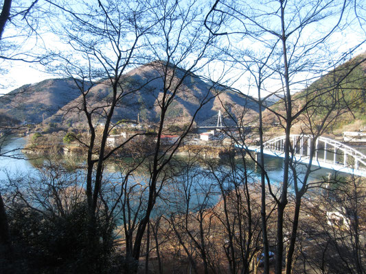 少し登っただけで丹沢湖が見えてくる