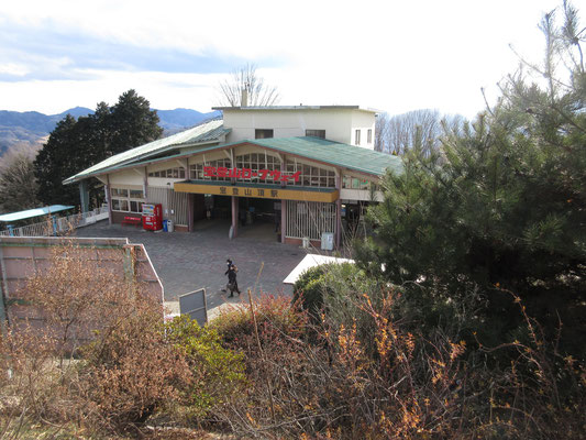 昭和ムードのロープウェイ山頂駅