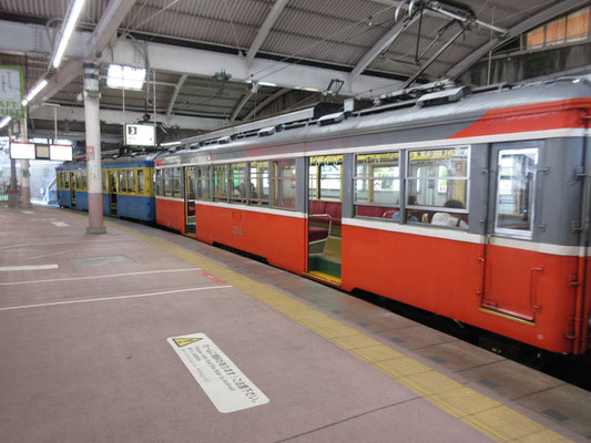 小田原駅から箱根湯本駅に着くと、古い車両の箱根登山鉄道が停車していた！　始めは箱根湯本から歩くつもりだったが、たった一駅でも乗りたくなって乗車