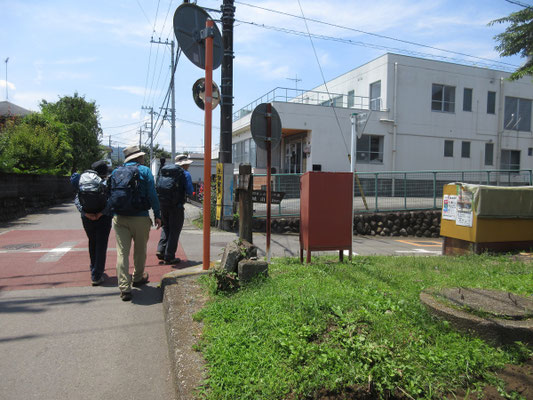 せっかく登ってバス通りに出てが、再び川沿いに向かい急降下となる