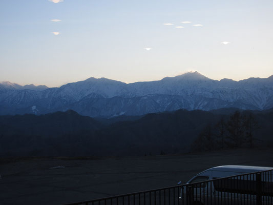 宿泊先の食堂から眺めた夕刻の北ア　右端に見えるのは我らが「山旅号」