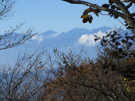 そして意外な近さで見えた（右から）悪沢岳、頭が二つの赤石岳、そしてカッコいい三角に見える聖岳　赤石と聖の間の小さな三角は兎岳？