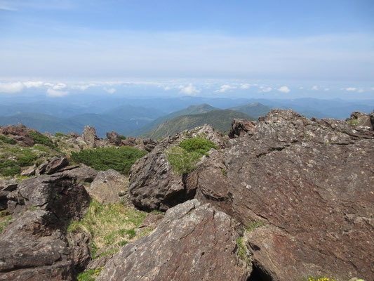 奥宮の向こう側に回り込むと、鶏頭山へ続く稜線が見える　ここから河原の坊へ下るルートもあるが、現在は崩壊のために通行止め