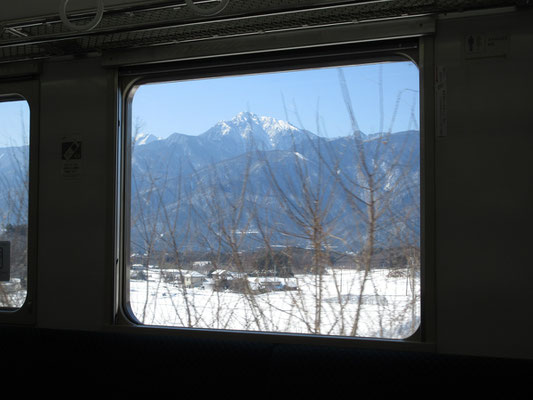 額に入った甲斐駒　だんだんと摩利支天が見えなくなり、きれいな三角錐の山容になる