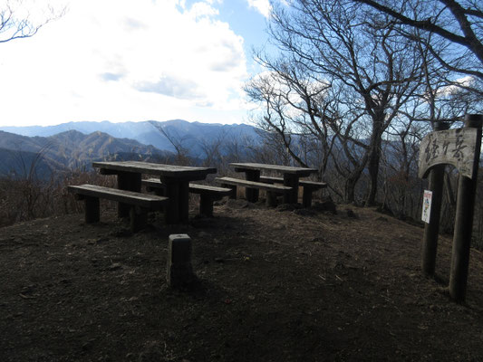 会メンバーが着いた時には数人居た登山者 描いている途中にも2、3人来たが、早々に立ち去り後は静けさばかりなり