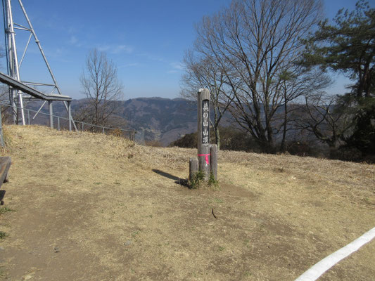 山頂展望台裏に、美の山の山頂がある