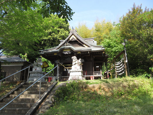 信号の名称になっている小野路神社はこちら　散策コースはこの神社脇から入っていく