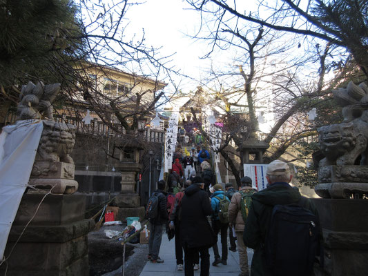 私たちと同じタイミングで駅前を出発した七福神巡りの団体さんと一緒になり大混雑