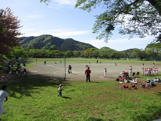 山から下りてバス停までの道すがら　子どもたちの野球試合が行われていました　「平和」がここにある、そんな景色です