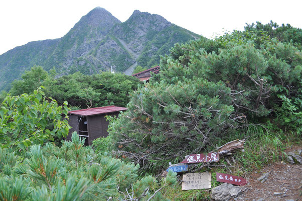 お世話になった塩見小屋をあとに、下山開始　塩見岳が見送ってくれています