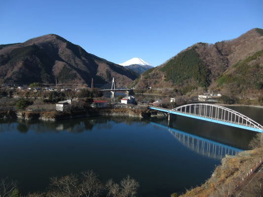 護岸工事用の壁面脇の階段を上っていくと、富士山が見えてきた！