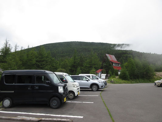 摩訶不思議　自分の車が停まっている横を通り過ぎて、再びテント場に戻る　ちょっとこのまま帰りたくなるような気分で、再びの双子山越えには決心が要る