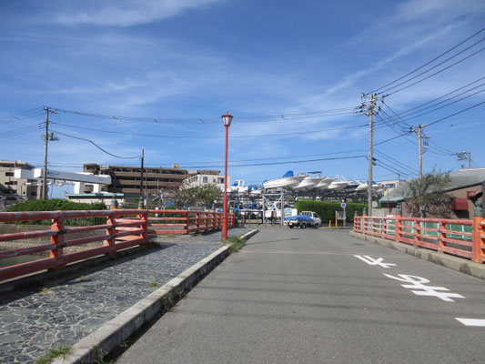 橋を渡るとかなり大規模なマリーナがあった　突き当りを右に行く