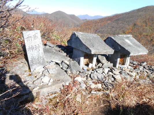 風神と雨神の石祠