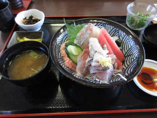 そして帰路にはもちろん、海鮮丼！　（これが楽しみで頑張って歩いたような〜(*^^*)）