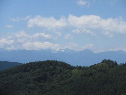 始めは雲がかかっていた北アルプスも、スケッチで過ごしているうちに到頭、槍の頭も出た！