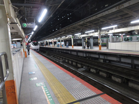 横浜駅到着後、去っていく平塚号