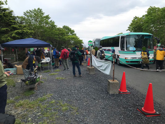 バスが小田越登山口に続々と到着
