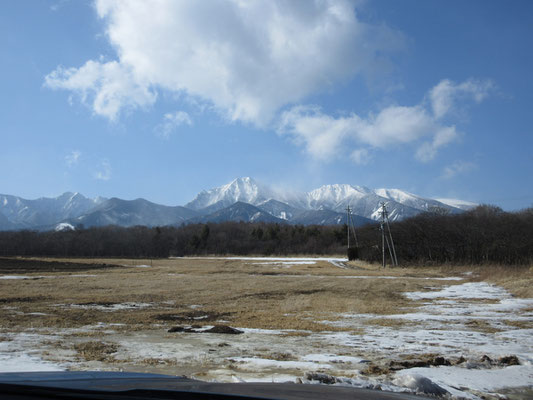 天候が今ひとつなので、そのまま川上村に抜け、北側から八ヶ岳を描こうと移動　場所探しでさんざんウロつく　途中、探し疲れて「ヤツレン八ヶ岳　ポッポの牛乳」のソフトクリームを食べ休憩