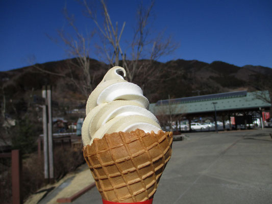 名物紅茶（とミルク）のソフトクリーム　美味です