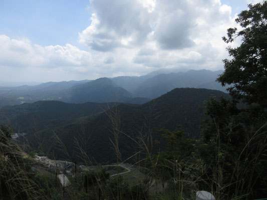 発句石ひろばから、大山方面　　大山山頂は雲のなか