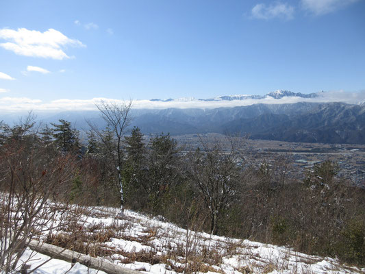 目を転じれば、餓鬼岳や燕岳のほうまで見える