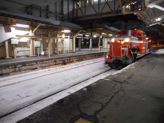 深夜の函館駅での牽引車両の交換風景　DE10で青函トンネルに入っていきます