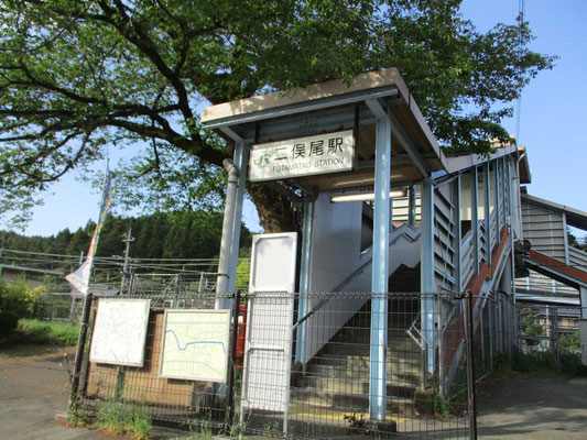 帰りの列車を待つ二俣尾駅　ICカードは使えましたが無人駅です