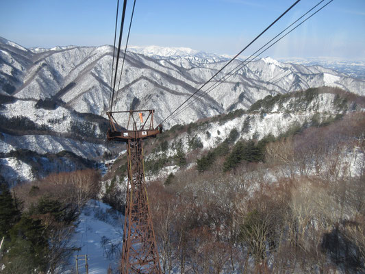 グングンと高度を上げ、向こうの白嶺も見えて来た