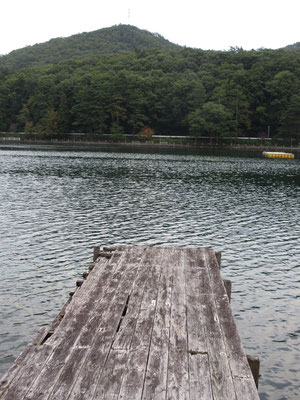 翌日は安曇野山岳美術館に向かう　途中で木崎湖を散策